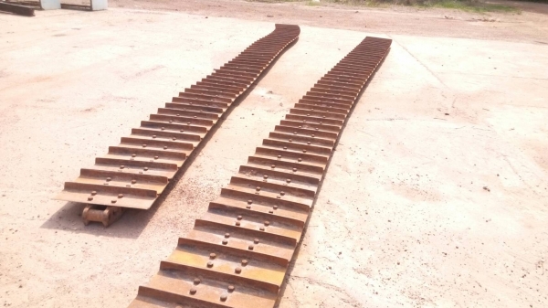 ขายโซ่พร้อมแผ่น รถแทรกเตอร์ D-5 ตีนไก่ แผ่นยาว 50 ซม.   สภาพสวย ตามสภาพนี้เลยครับ ขายไม่แพง