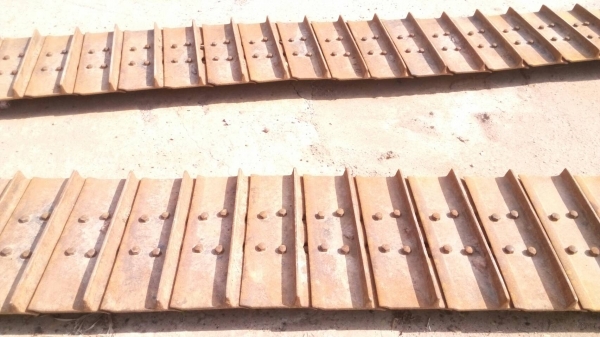 ขายโซ่พร้อมแผ่น รถแทรกเตอร์ D-5 ตีนไก่ แผ่นยาว 50 ซม.   สภาพสวย ตามสภาพนี้เลยครับ ขายไม่แพง