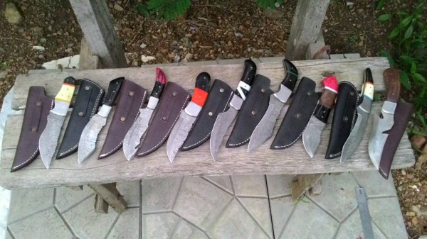 ขายมีด ดามัสกัสใหม่แท้ๆถูกๆของสะสมนำเข้าไม่มีซ้ำกันสักเล่มมีอย่างละเล่มในโลก