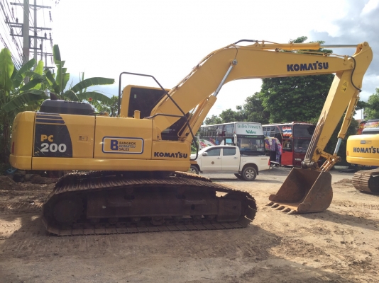KOMATSU PC200-8MO