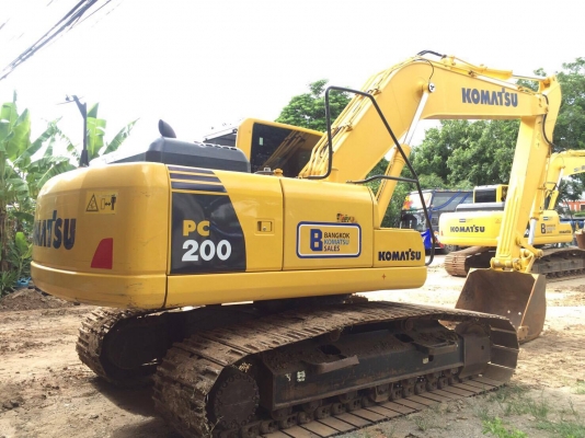 KOMATSU PC200-8MO