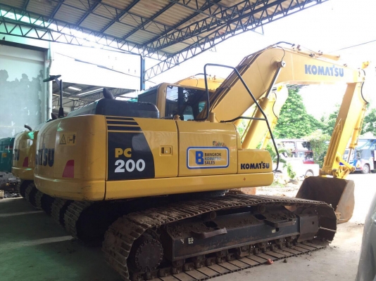 KOMATSU PC200-8MO