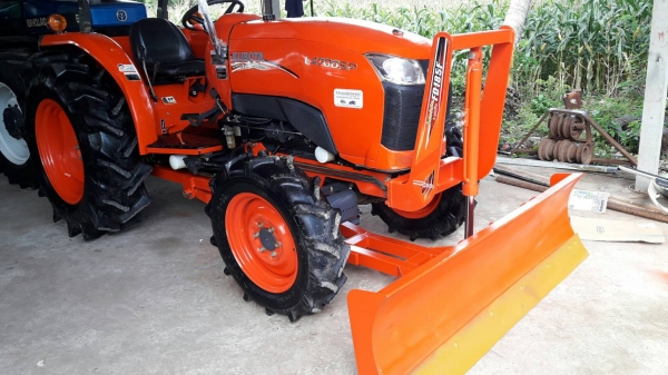 KUBOTA  L 4708 SP (4WD)  2 เพลา   สภาพใหม่สวยๆ   ชั่วโมงใช้   งานน้อย  สีเดิมทั้งคัน  พร้อมชุดใบมีดดันหน้า  โรตารี