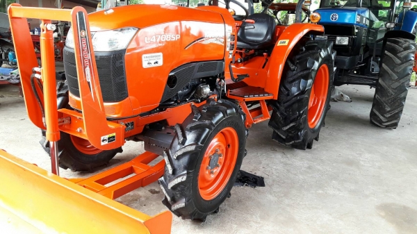 KUBOTA  L 4708 SP (4WD)  2 เพลา   สภาพใหม่สวยๆ   ชั่วโมงใช้   งานน้อย  สีเดิมทั้งคัน  พร้อมชุดใบมีดดันหน้า  โรตารี