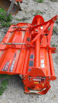 KUBOTA  L 4708 SP (4WD)  2 เพลา   สภาพใหม่สวยๆ   ชั่วโมงใช้   งานน้อย  สีเดิมทั้งคัน  พร้อมชุดใบมีดดันหน้า  โรตารี