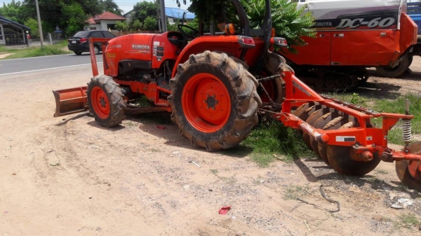 ขายรถไถ KUBOTA L4708 อุปกรณ์ใบดัน ผาน6เฟืองดีไม่หอน พร้อมทำงาน