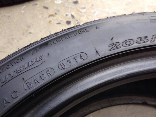 ยาง ROADSTONE 205-45-17 ปี 14 2 เส้น 1800 สภาพสวยๆไม่มีปะไม่บวมไม่กินข้าง ดอกยางเหลือเยอะเอาไปวิ่งกันใด้อีกยาวค่ะ