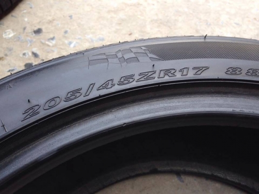 ยาง ROADSTONE 205-45-17 ปี 14 2 เส้น 1800 สภาพสวยๆไม่มีปะไม่บวมไม่กินข้าง ดอกยางเหลือเยอะเอาไปวิ่งกันใด้อีกยาวค่ะ