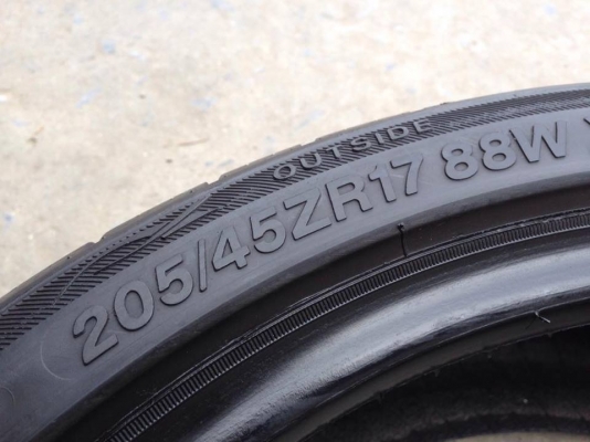 ยาง Rapid 205-45-17 ปี 15 2 เส้น 2000 สภาพสวยๆไม่บวมไม่กินข้าง ดอกยางเหลือเยอะเอาไปวิ่งกันใด้อีกยาวค่ะ