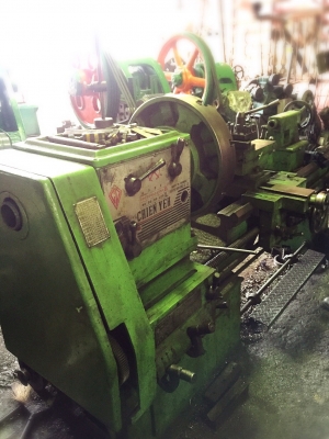 ขายเครื่องกลึง8ฟุตใต้หวันสวิง900คอม้าไม่มี3เพลามีเบรคทำงานอยู่ครับราคาเบาๆ