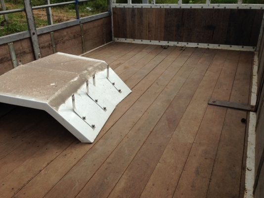 ขายกระบะรถบรรทุกพร้อมคอกเหล็กยาว 3.1 เมตร กว้าง 2 เมตร ช่วงคัทซี70เซน