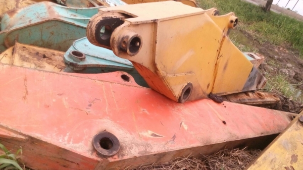 ขายบูมอาร์ม รถแมคโค มีหลายรุ่นครับ โคมัสสุ โกเบโก้  แคท รุ่น 200 นะครับ   PC-120-3 เหลือชุดเดียว สภาพสวยขายไม่แพงครับ