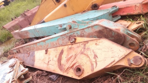 ขายบูมอาร์ม รถแมคโค มีหลายรุ่นครับ โคมัสสุ โกเบโก้  แคท รุ่น 200 นะครับ   PC-120-3 เหลือชุดเดียว สภาพสวยขายไม่แพงครับ