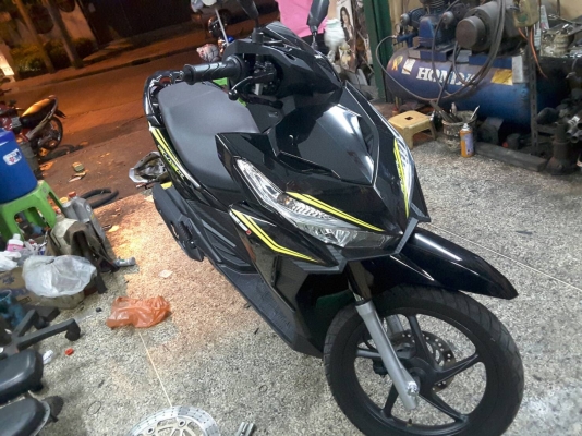 ขาย Honda Click 125 i ปี 59 เปลี่ยนล้อแม็กแท้ศูนย์ ยางมิชลิน รุ่นปัจจุบัน ตัวล่าสุด ไฟ LED  (รถ 3 เดือนกว่า) สภาพใหม่มากๆ วิ่งไปสองพันกว่าโล เล่มพร้อมชุดโอน