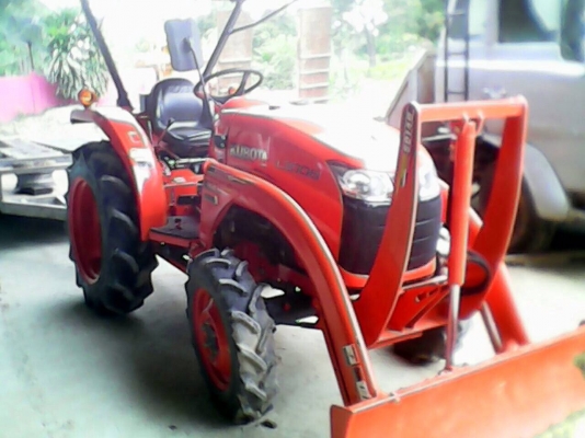 ขาย รถไถ คูโบต้า L3008 4WD รถใหม่ป้ายแดง ใช้งาน ไม่ถึง 30 ไร่ ใช้งาน 11 ช.ม ราคา 240,000 มีเล่ม (ต้องรอ) อุปกรณ์ มีดันหน้าอย่างเดียว 091-0206555 อยู่ศรีสะเกษ