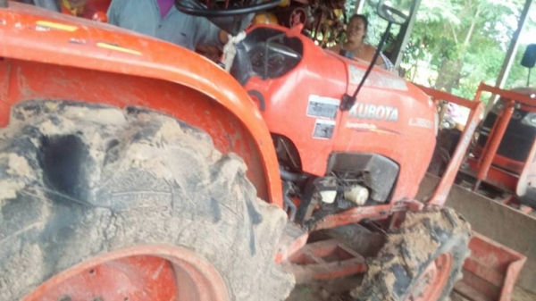 ขายรถไถ KUBOTA L3608 อุปกรณ์ ดันหน้า ผานหลัง โรตารี่ รถบ้าน ใช้งานน้อย2861ชั่วโมง สภาพพร้อมใช้งาน เอกสารพร้อมโอน ราคา270,000 สนใจโทร 090-8588220คุณนะ 093-3258446คุณบิว หรือเข้าดูสินค้าอื่นๆได้ที่ www.narong2truck.com หรือ www.truck.in.th/498 หรือเพจFacebo ขายรถไถ KUBOTA L3608 อุปกรณ์ ดันหน้า ผานหลัง โรตารี่ รถบ้าน ใช้งานน้อย2861ชั่วโมง สภาพพร้อมใช้งาน เอกสารพร้อมโอน ราคา270,000 สนใจโทร 090-8588220คุณนะ 093-3258446คุณบิว หรือเข้าดูสินค้าอื่นๆได้ที่ www.narong2truck.com หรือ www.truck.in.th/498 หรือเพจFacebo