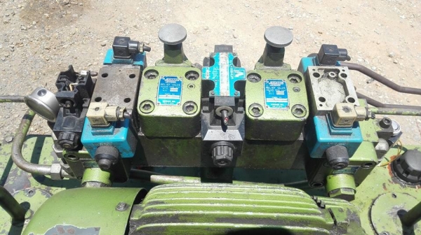 ** SOLD ** ปั้มน้ำมันไฮดรอลิคสองหัว VICKER 15 HP 380V มีวาล์วคอนโทรลไฟฟ้า พร้อมใช้งาน