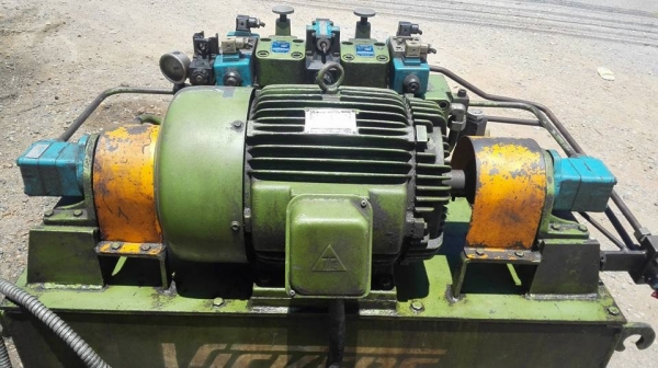 ** SOLD ** ปั้มน้ำมันไฮดรอลิคสองหัว VICKER 15 HP 380V มีวาล์วคอนโทรลไฟฟ้า พร้อมใช้งาน
