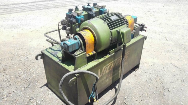 ** SOLD ** ปั้มน้ำมันไฮดรอลิคสองหัว VICKER 15 HP 380V มีวาล์วคอนโทรลไฟฟ้า พร้อมใช้งาน