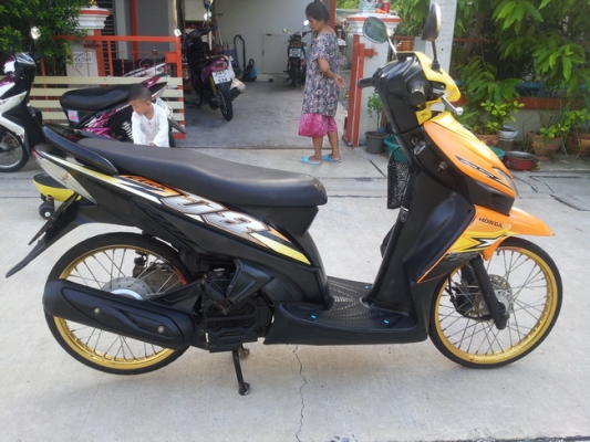 ขาย Honda คลิกตัวแรก (ลายสีส้มดำ)