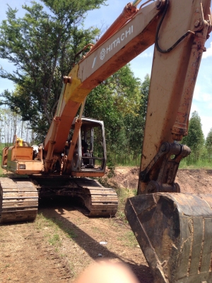 ขายรถแบคโฮ Hitachi EX 200-1 มี2คัน เครื่องเดิมพึ่งฟิตมาใหม่ ปั้มเดิม รถใช้งานปกติ