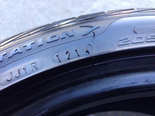 ยาง GOOD YEAR 205-45-17 ปี 14 ครบชุด 4 เส้น 3800  สภาพสวยๆไม่มีปะไม่บวมไม่กินข้าง ดอกยางเหลือเยอะเอาไปวิ่งกันใด้อีกยาวค่ะ