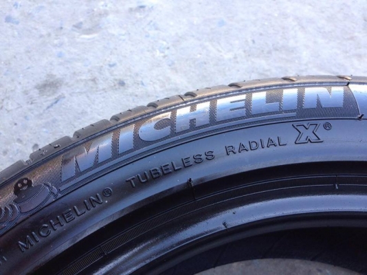 ยาง MICHELIN 205-50-17 ปี 14 ครบชุด 4 เส้น 4000  ไม่มีปะไม่บวมไม่กินข้าง ดอกยางเหลือเยอะเอาไปวิ่งกันใด้อีกยาวค่ะ