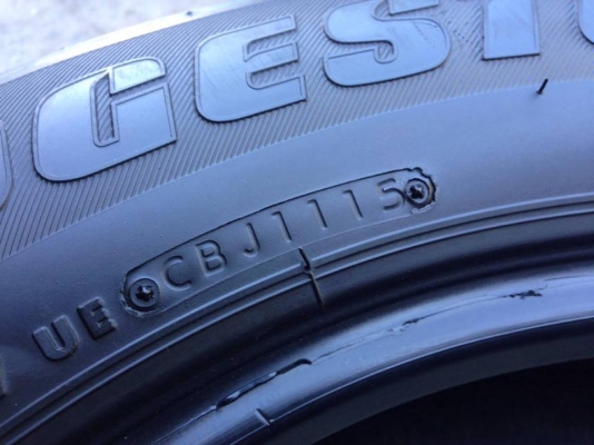 ยาง Bridgstone 215-65-16 ปี 15 ครบชุด 4 เส้น 6000  สภาพสวยๆไม่มีปะไม่บวมไม่กินข้าง ดอกยางเหลือเยอะเอาไปวิ่งกันใด้อีกยาวค่ะ