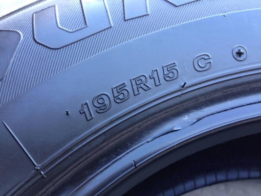 ยาง Bridgstone 195 R 15 ปี 15 ครบชุด 4 เส้น 5000  สภาพสวยๆไม่มีปะไม่บวมไม่กินข้าง ดอกยางเหลือเยอะเอาไปวิ่งกันใด้อีกยาวค่ะ