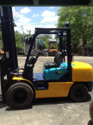 +++ ขายโฟล์คลิฟท์  KOMATSU FD30-12  ขนาด  3  ตัน  เครื่องยนต์ดีเซล  เสา  6  เมตร  เกียร์ออโตเมติค  ล้อหน้าคู่  ยางตันครับ