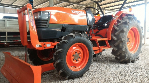 ขายรถไถ KUBOTA L4508 DI  พร้อมดันหน้าตราช้าง ยางใหม่ 4 เส้น เปลี่ยนถ่ายของเหลวรอบคัน ปรับสภาพให้ พร้อมใช้งาน ราคา 250,000  อ.แกลง จ.ระยอง  มีบริการขนส่งทั่วไทย DC Tractor Rayong 0818618678,0899347475 https://www.facebook.com/DC-Tractor-Rayong-3071545327&a