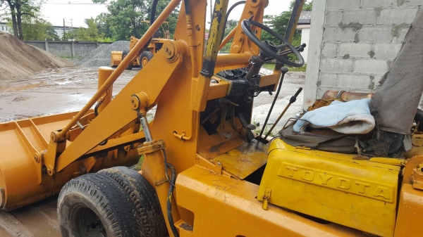 ขาย รถตักขนาดเล็ก TOYOTA SD12 เครื่องดี รถใช้งานอยู่ครับ