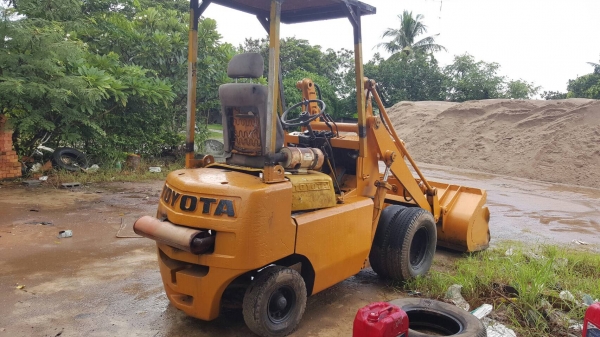 ขาย รถตักขนาดเล็ก TOYOTA SD12 เครื่องดี รถใช้งานอยู่ครับ