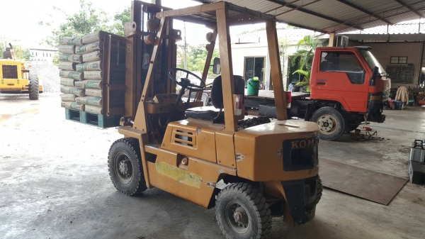 ขาย ฟอร์คลิฟต์ KOMATSU FG20-7 ยกได้ 2 ตัน ยกได้สูง 3 เมตร ซื้อเก่านอกมา เชื้อเพลิงเบนซิน รถพร้อมใช้งาน ราคาคุยได้ครับ