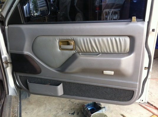 ประตู isuzu dragon ไฟฟ้า สภาพดี ใช้งานได้ปกติ คู่ละ 5000 บาท