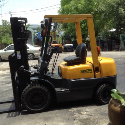 +++ ขายโฟล์คลิฟท์  T.C.M. FD25 Z5  รถนอก  ( 6000 กว่า ชม.)  ขนาด  2.5  ตัน  เครื่องยนต์ดีเซล  เสา  3  เมตร    เกียร์ธรรมดา  ยางตันใหม่