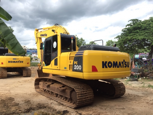 KOMATSU PC200-8MO