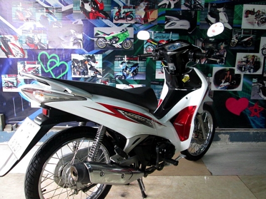 wave 125 i สต๊าทมือ สีขาว พิมพ์นิยม ลายใหม่ล่าสุด เครื่องยนต์ 125 ซีซี.หัวฉีด PGM-Fi ประหยัดน้ำมัน แ