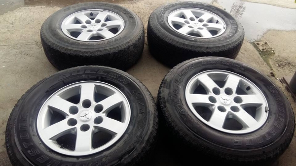 ขายล้อแม็ก mitsu pajero 16" ยางปี12 สนใจติดต่อ ตาเล็ก ล้อและยางครับ 081-3747940