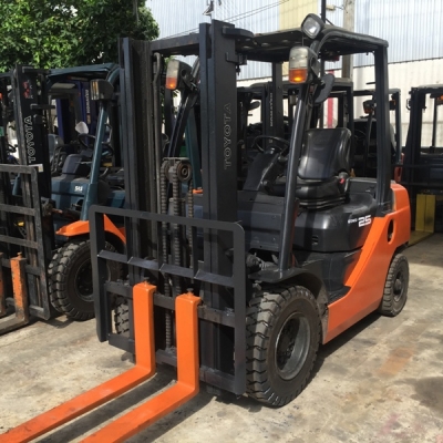 ขายโฟล์คลิฟท์  TOYOTA โตโยต้า 8FD25 2.5ตัน-รุ่น8 เกียร์ออโต้ เครื่องยนต์ดีเซล เสา3เมตร มีเสากลางสำหรับเข้าตู้คอนเทนเนอร์