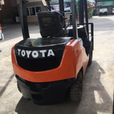 ขายโฟล์คลิฟท์  TOYOTA โตโยต้า 8FD25 2.5ตัน-รุ่น8 เกียร์ออโต้ เครื่องยนต์ดีเซล เสา3เมตร มีเสากลางสำหรับเข้าตู้คอนเทนเนอร์