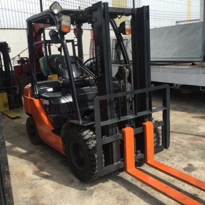 ขายโฟล์คลิฟท์  TOYOTA โตโยต้า 8FD25 2.5ตัน-รุ่น8 เกียร์ออโต้ เครื่องยนต์ดีเซล เสา3เมตร มีเสากลางสำหรับเข้าตู้คอนเทนเนอร์