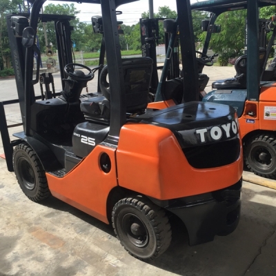 ขายโฟล์คลิฟท์  TOYOTA โตโยต้า 8FD25 2.5ตัน-รุ่น8 เกียร์ออโต้ เครื่องยนต์ดีเซล เสา3เมตร มีเสากลางสำหรับเข้าตู้คอนเทนเนอร์