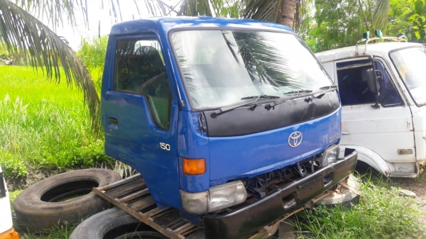 ขายหัวเก๋งรถบรรทุก 6 ล้อกลาง ยี่ห้อ TOYOTA DYNA หัวกว้าง 3 ใบปัด  ราคา 54,000 บาท