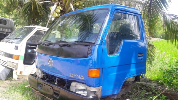 ขายหัวเก๋งรถบรรทุก 6 ล้อกลาง ยี่ห้อ TOYOTA DYNA หัวกว้าง 3 ใบปัด  ราคา 54,000 บาท
