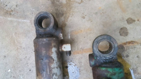 ขายกระบอกอาร์ม และกระบอกบุ้งกี้ รถแมคโค PC-30-7 กับ ข้อเหวี่ยง  3-D-84 ข้อสแตนดาด   ของถอดจากเครื่องเก่าญี่ปุ่น ขายไม่แพงครับ