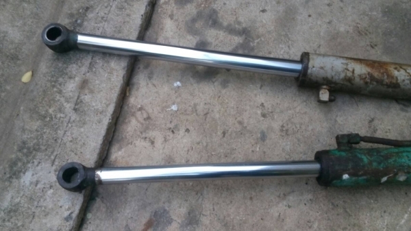 ขายกระบอกอาร์ม และกระบอกบุ้งกี้ รถแมคโค PC-30-7 กับ ข้อเหวี่ยง  3-D-84 ข้อสแตนดาด   ของถอดจากเครื่องเก่าญี่ปุ่น ขายไม่แพงครับ