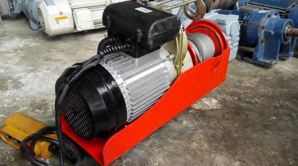 ** SOLD ** รอกสลิง ELECTRIC HOIST 1000 kg. สลิงยาว 18 m. ไฟบ้าน 220V สวยสดแน่นมาเทสได้