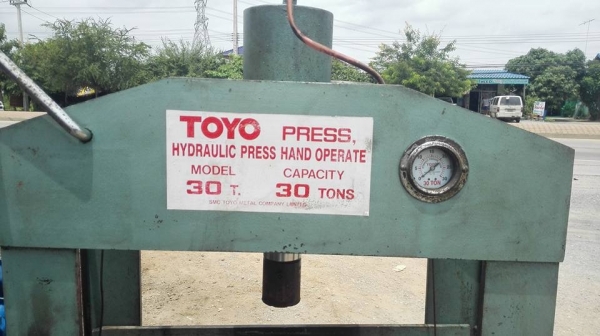 ** SOLD ** แท่นอัดไฮดรอลิคมือโยก TOYO 30 T. สภาพเดิมๆสีเดิมๆเทสให้แล้วพร้อมใช้ (ไม่มีเหล็กรับชิ้นงาน!!)