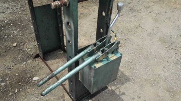 ** SOLD ** แท่นอัดไฮดรอลิคมือโยก TOYO 30 T. สภาพเดิมๆสีเดิมๆเทสให้แล้วพร้อมใช้ (ไม่มีเหล็กรับชิ้นงาน!!)